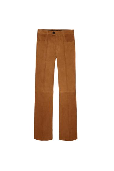 Brown straight-cut trousers with front pockets and a black button at the waist, on a white background.