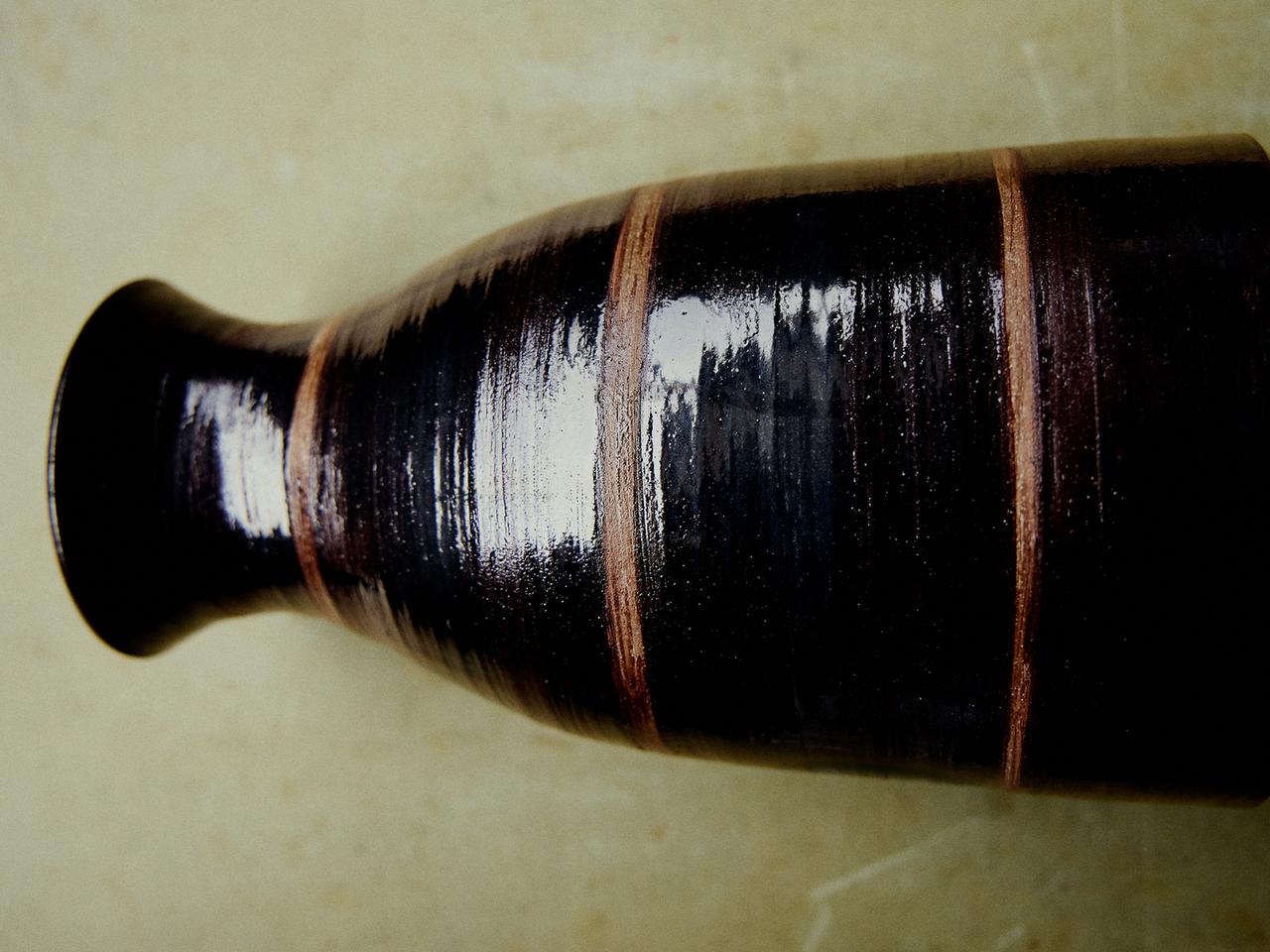 TALL DECORATIVE VASE — Dark brown