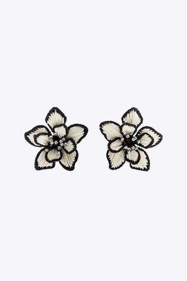 CONTRAST RAFFIA FLOWER EARRINGS - Ecru / Black by Zara