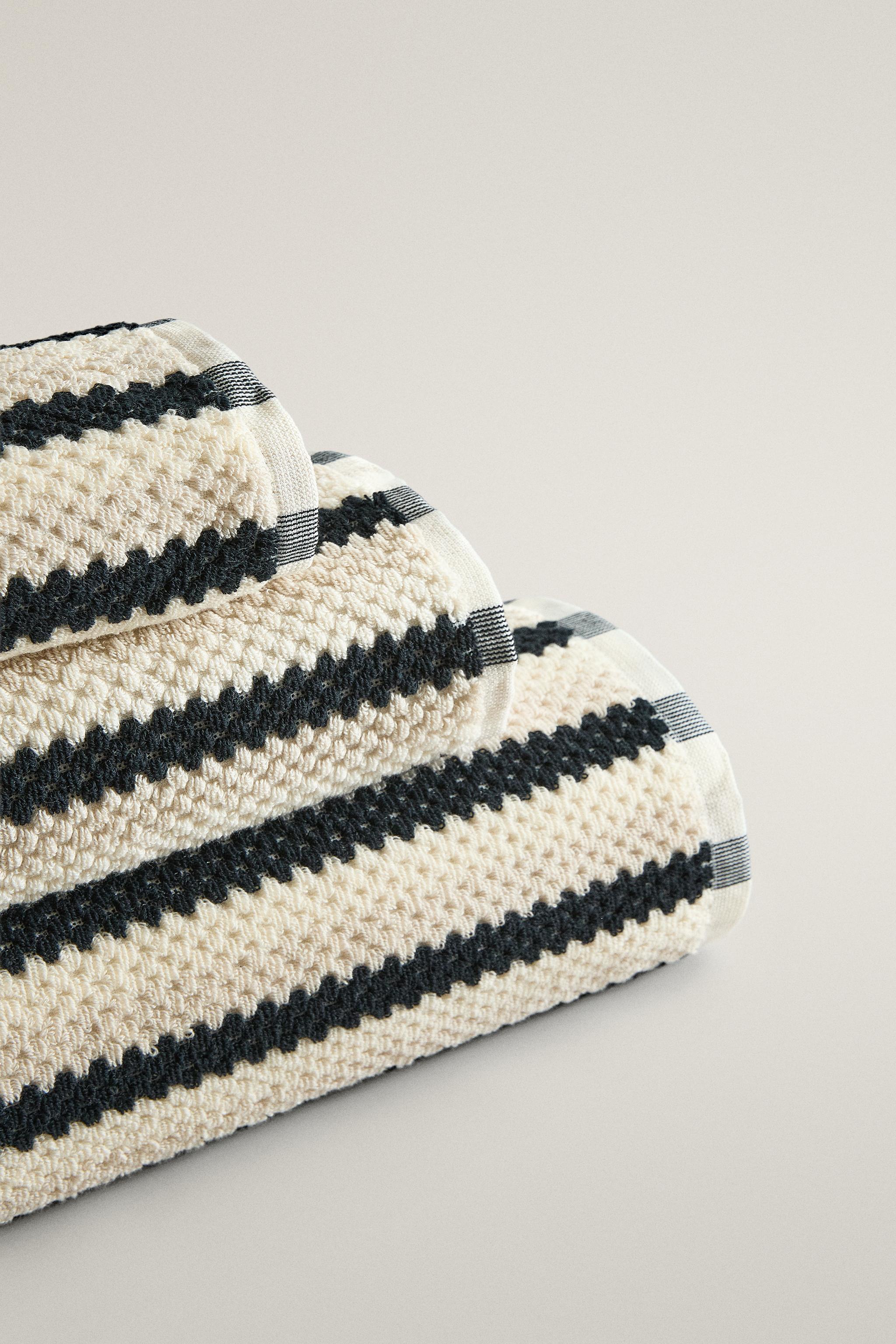 GEOMETRIC JACQUARD BATH TOWEL