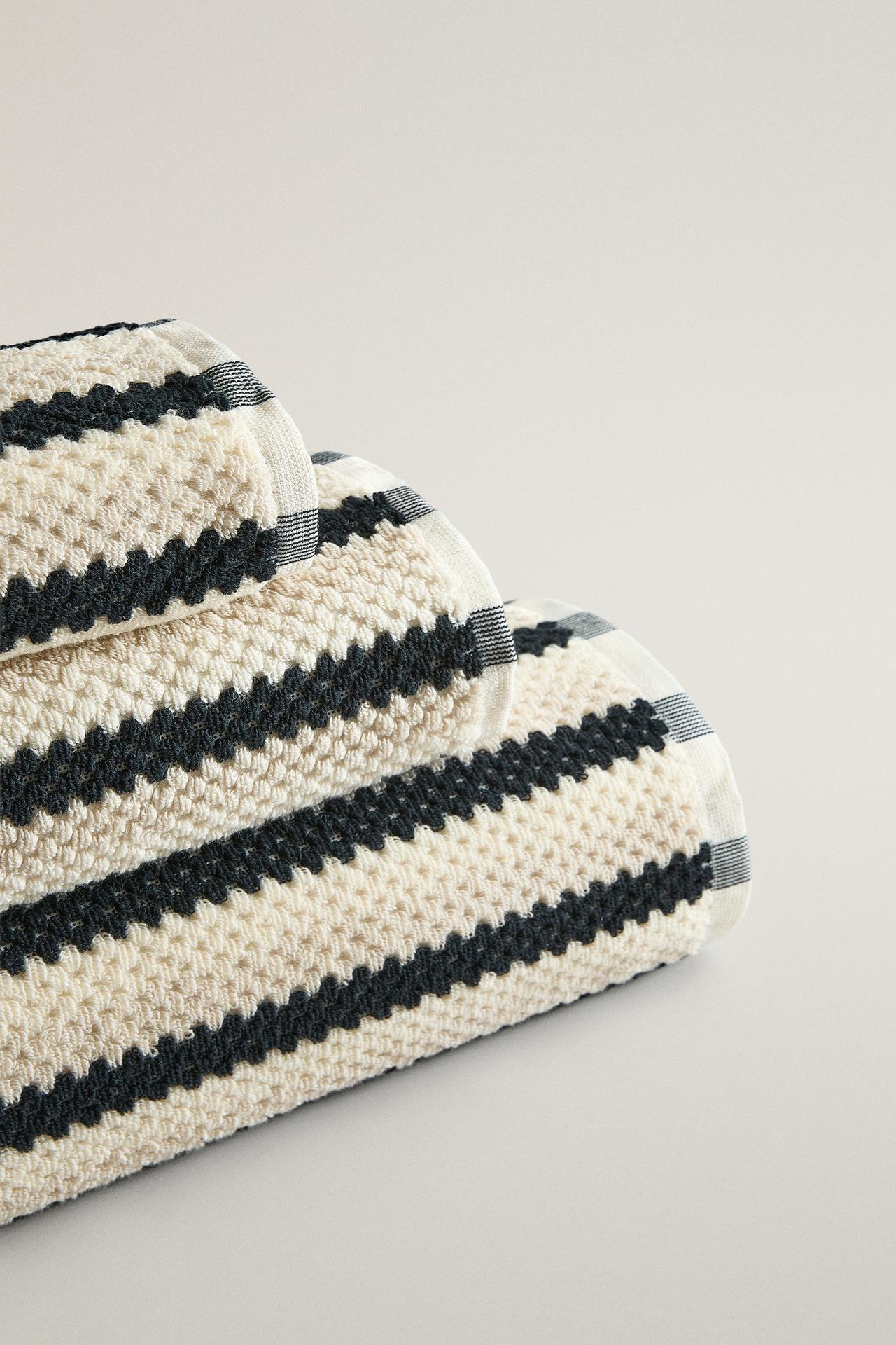 GEOMETRIC JACQUARD BATH TOWEL — Black