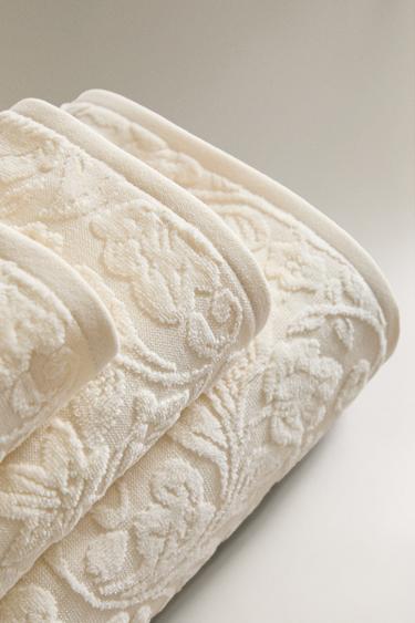 SERVIETTE DE BAIN JACQUARD FLEURS - Ivoire de Zara - Image 1