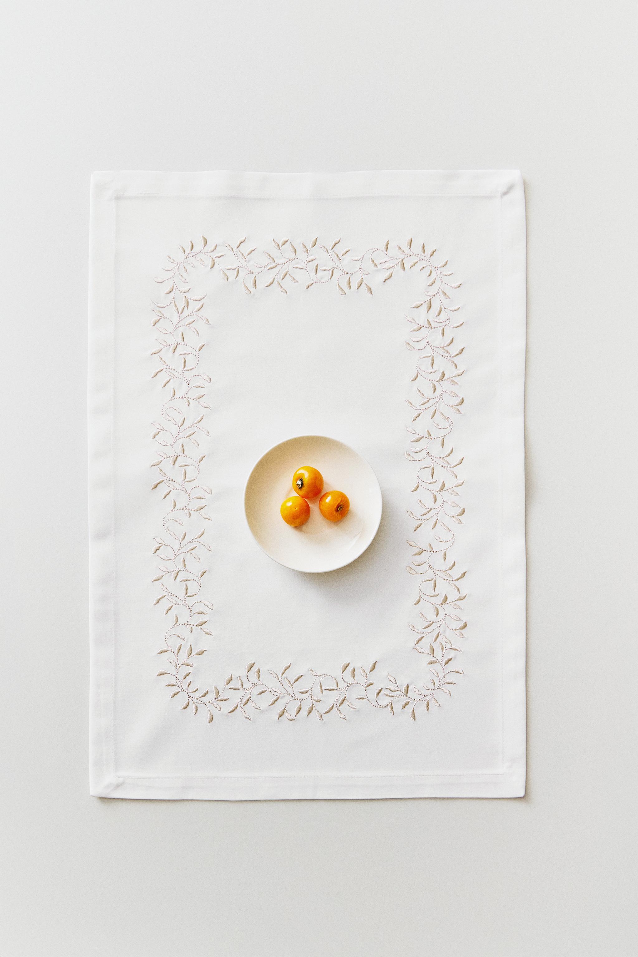 PACK OF EMBROIDERED SATIN NAPKINS (PACK OF 2) — Ecru