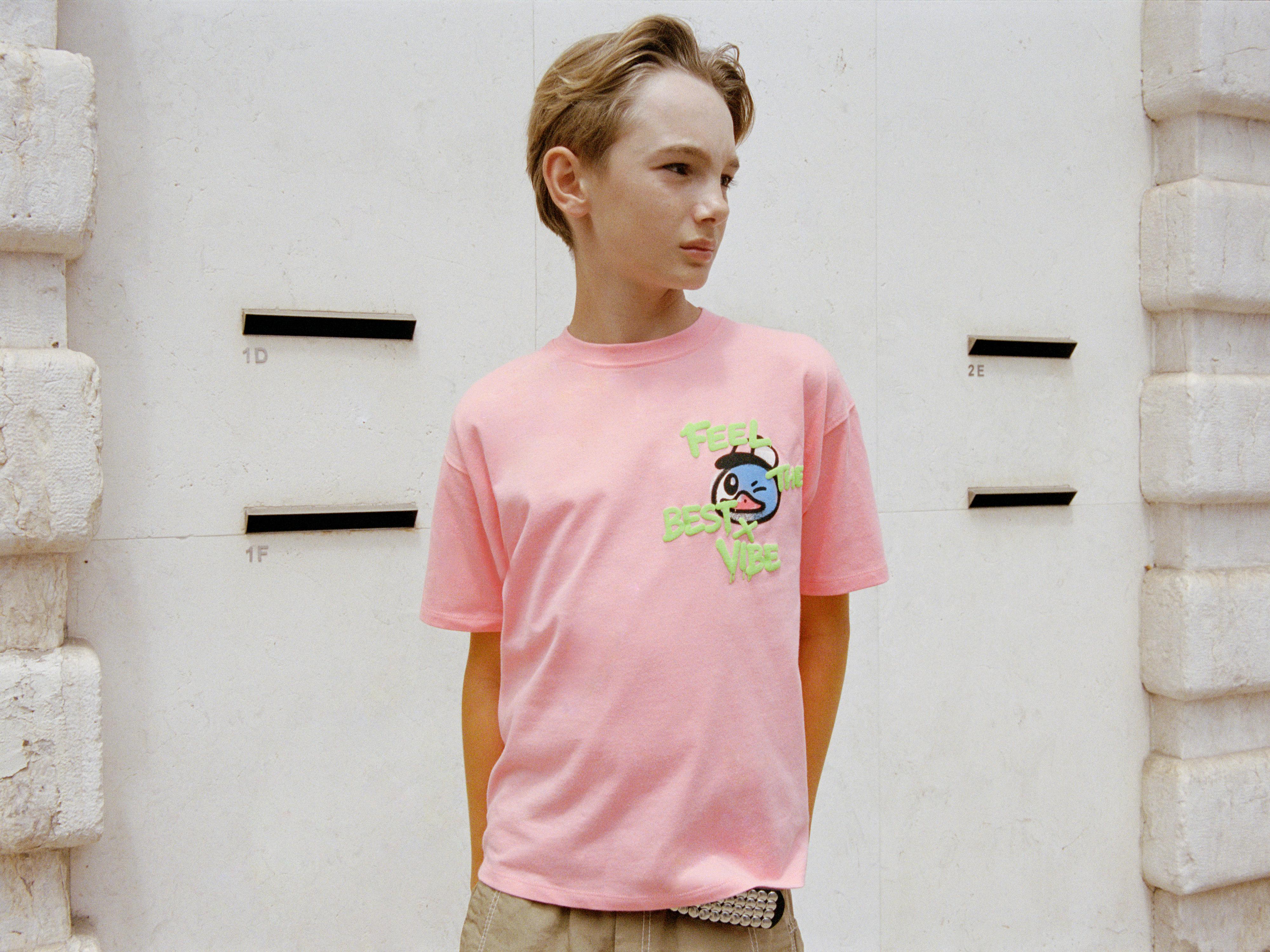 GRAFFITI PRINT T-SHIRT — Pink