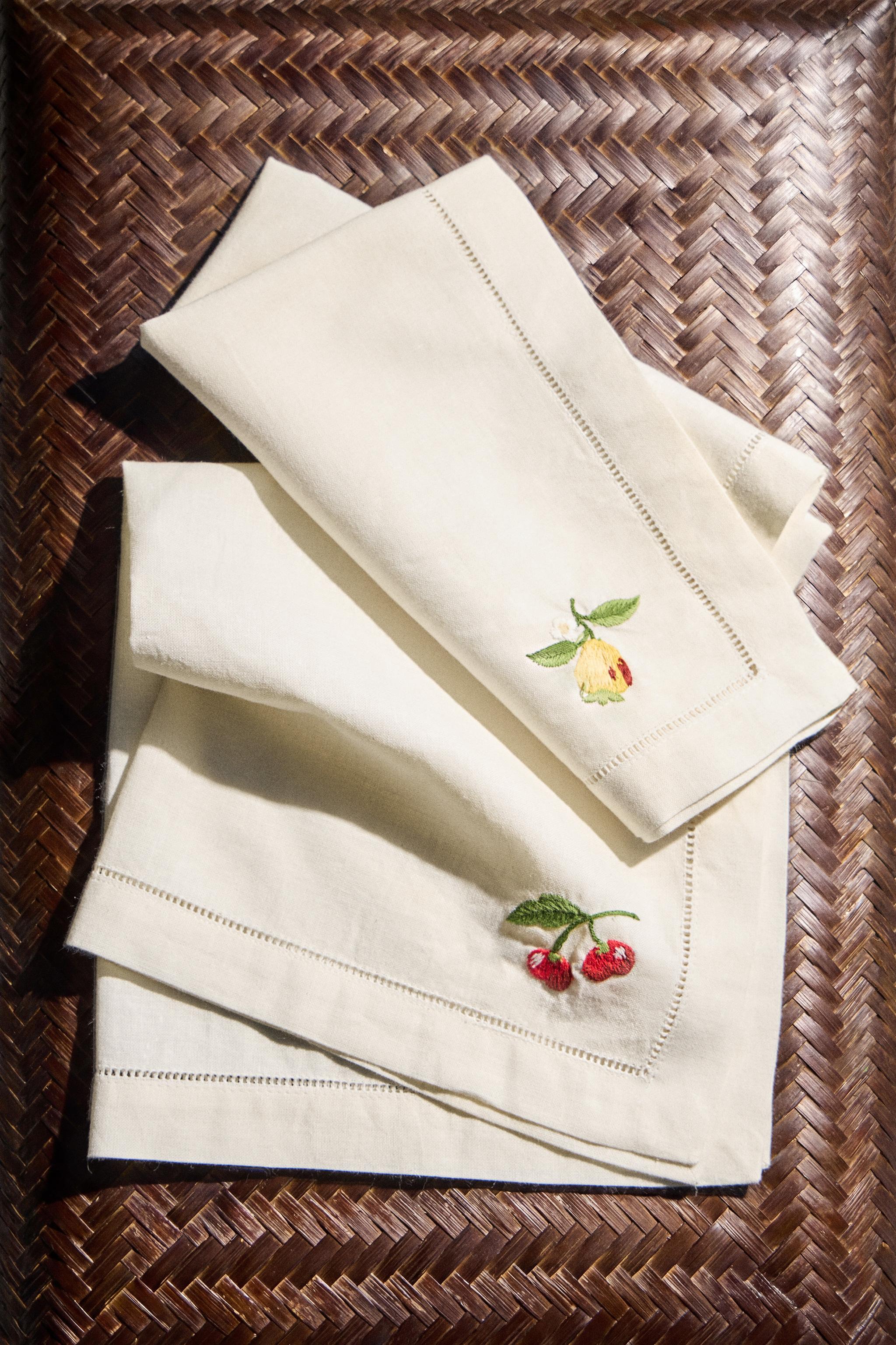 LOT DE SERVIETTES BRODÉES FRUITS (LOT DE 2)