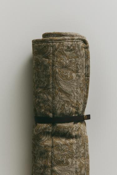 MORRIS & CO. ROLL-UP PET FLOOR BLANKET - Vanilla by Zara