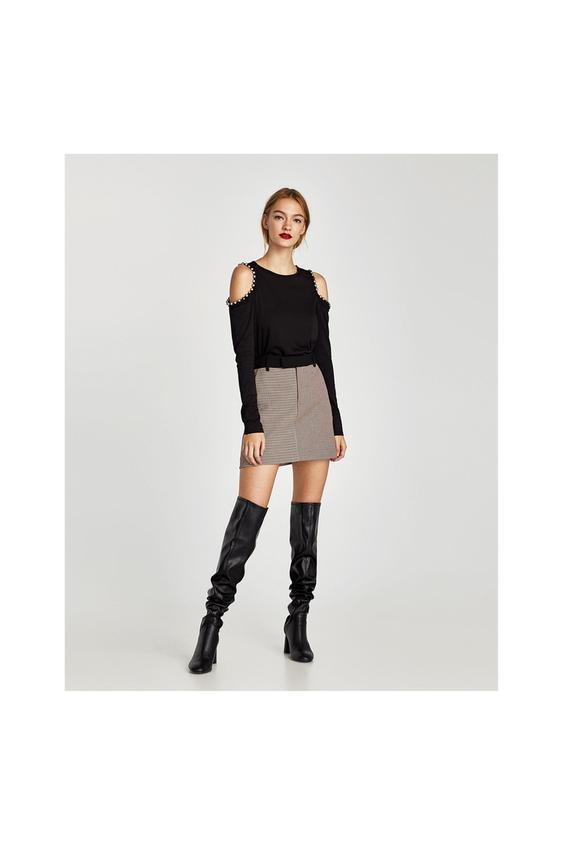 Image 1 de TOP À ÉPAULES DÉCOUVERTES ORNÉ DE PERLES de Zara