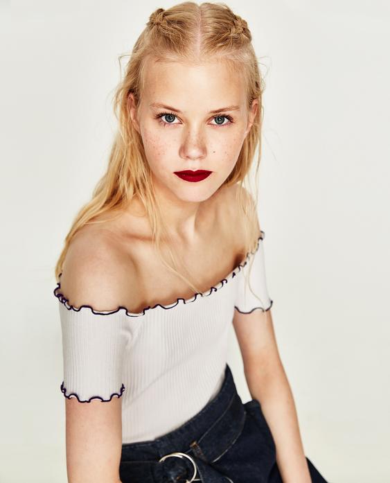 Imagen 4 de CUERPO CROP HOMBROS DESCUBIERTOS de Zara