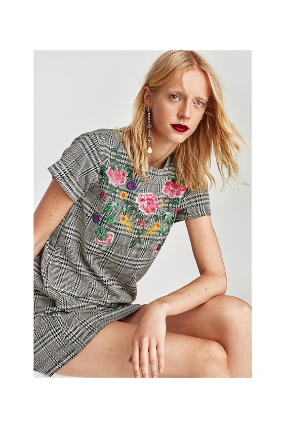 Image 4 de ROBE À MANCHES COURTES BRODÉE DE PAILLETTES de Zara