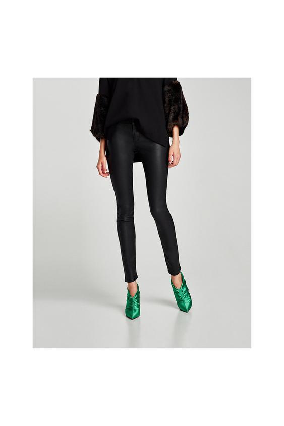 Image 1 de PANTALON TAILLE NORMALE EFFET CUIR de Zara
