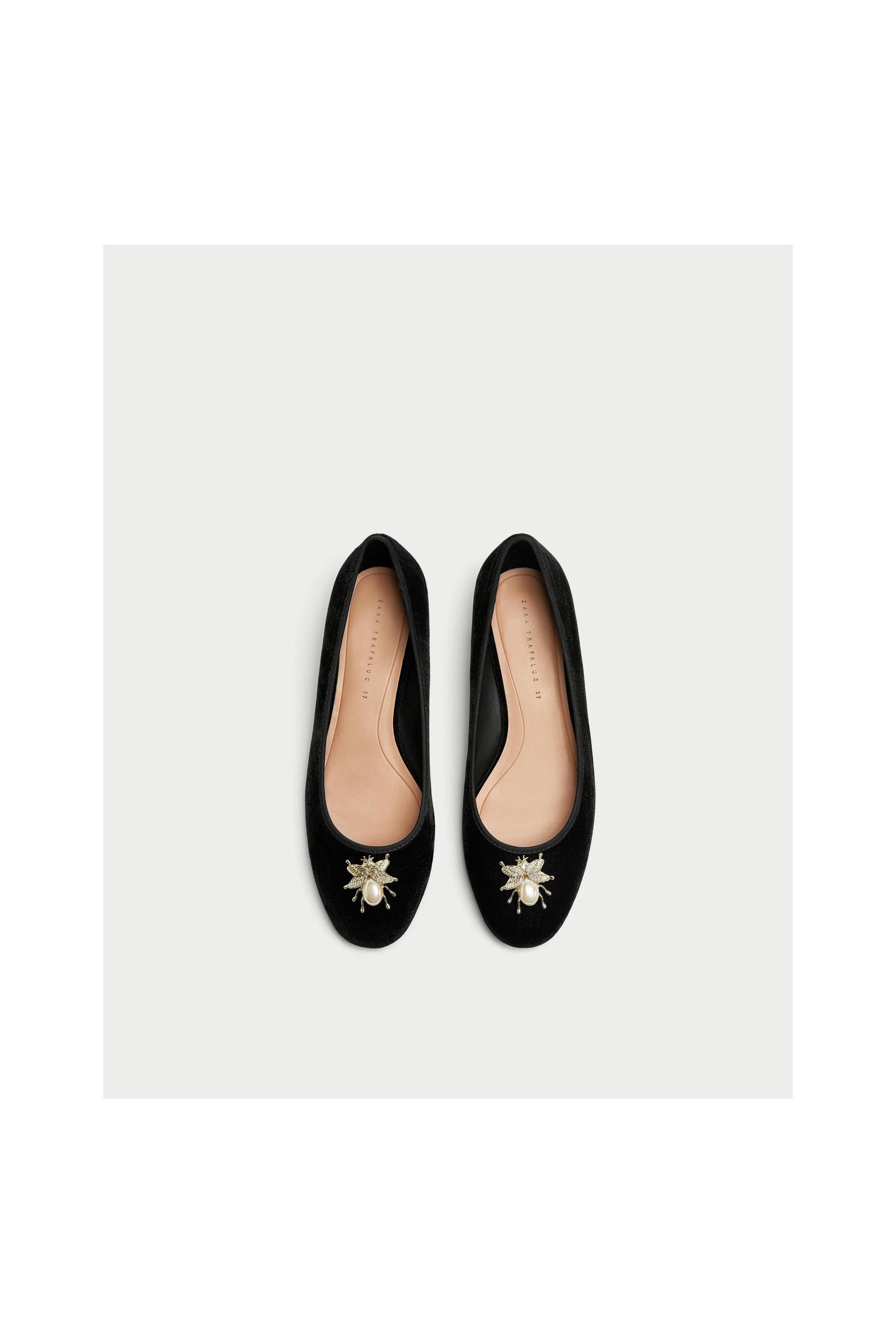 画像 1 の メタルディテール入りベルベットバレエシューズ ザラから