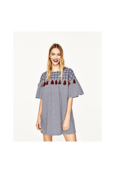 Imagen 2 de VESTIDO CORTO BORDADO Y POMPONES de Zara