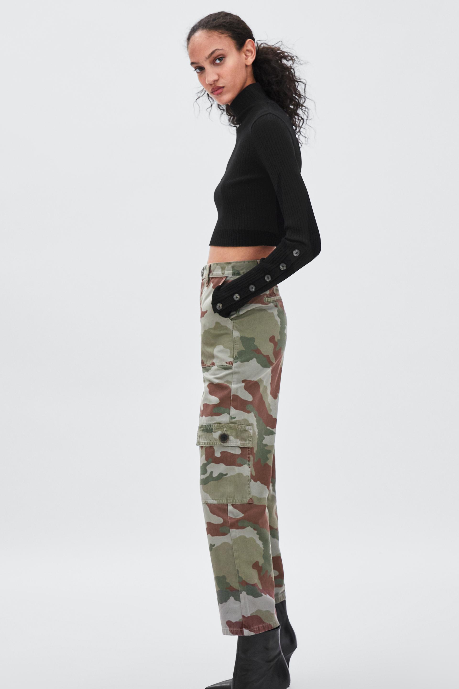 Chica con pantalón cargo de estampado militar.