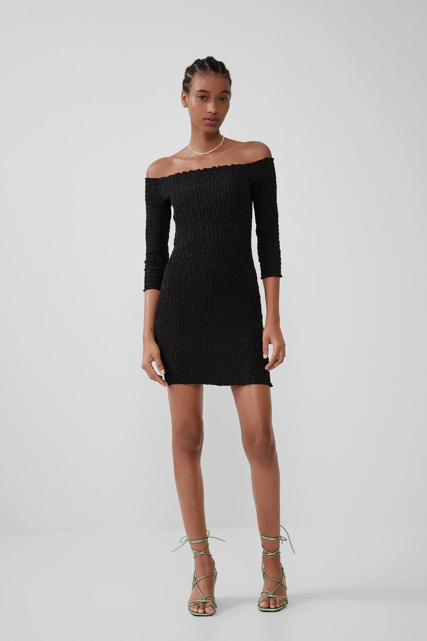 Vestido negro con escote bateau de Zara