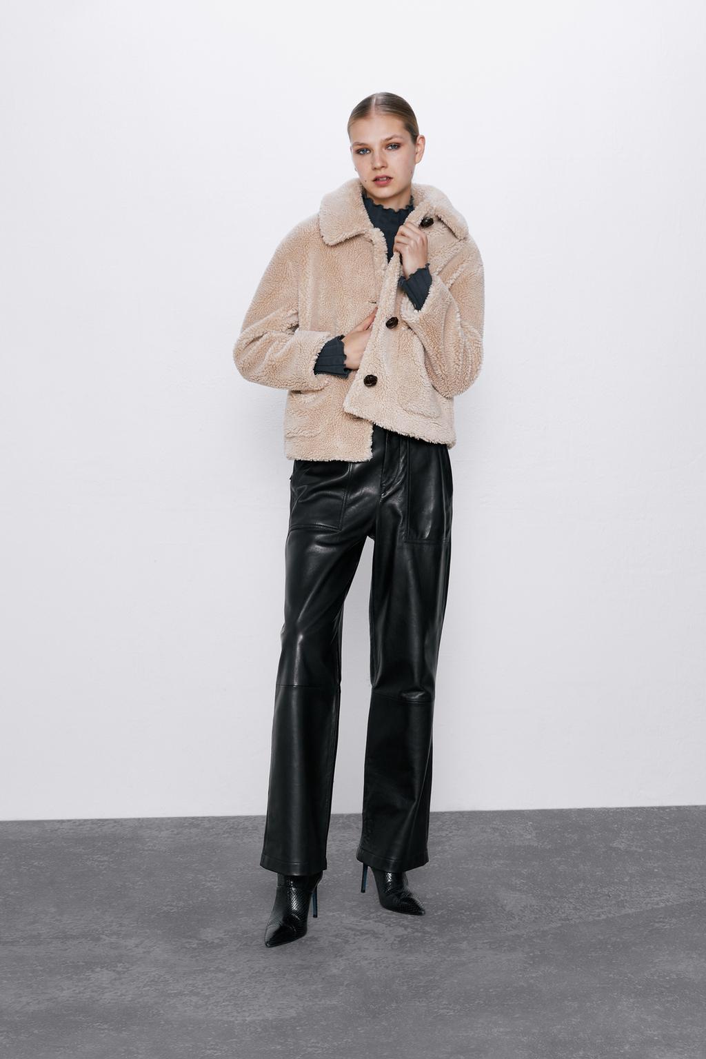 Immagine 1 di CAPPOTTO CROPPED IN MONTONE SINTETICO di Zara