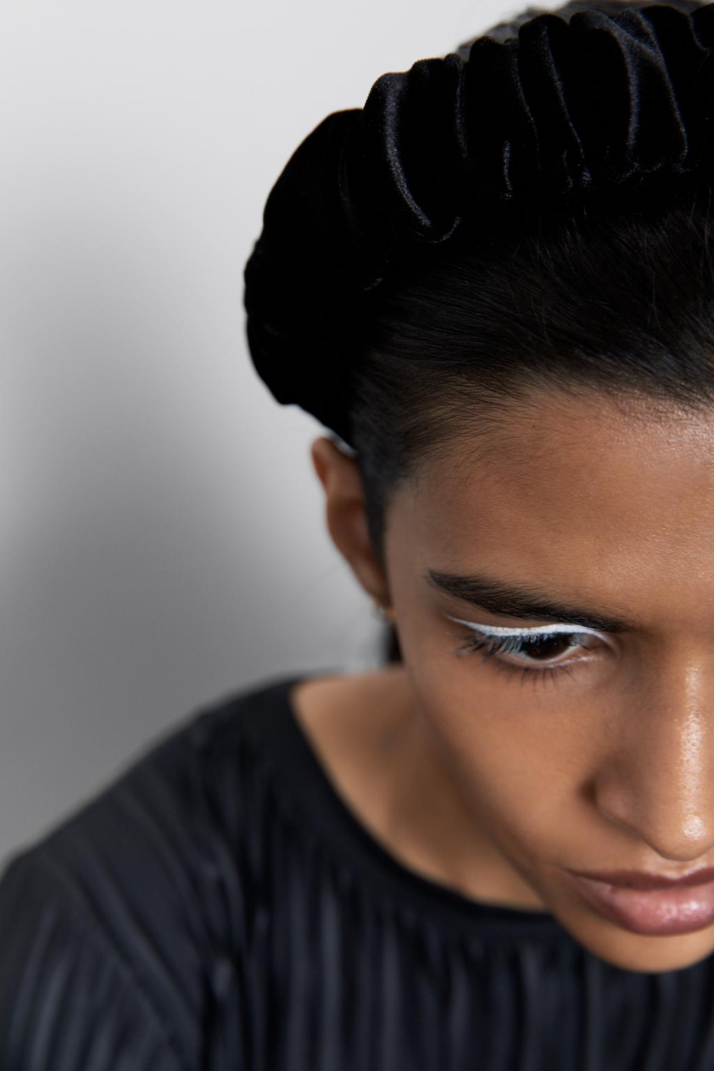 Imagen 3 de DIADEMA FRUNCE TERCIOPELO de Zara