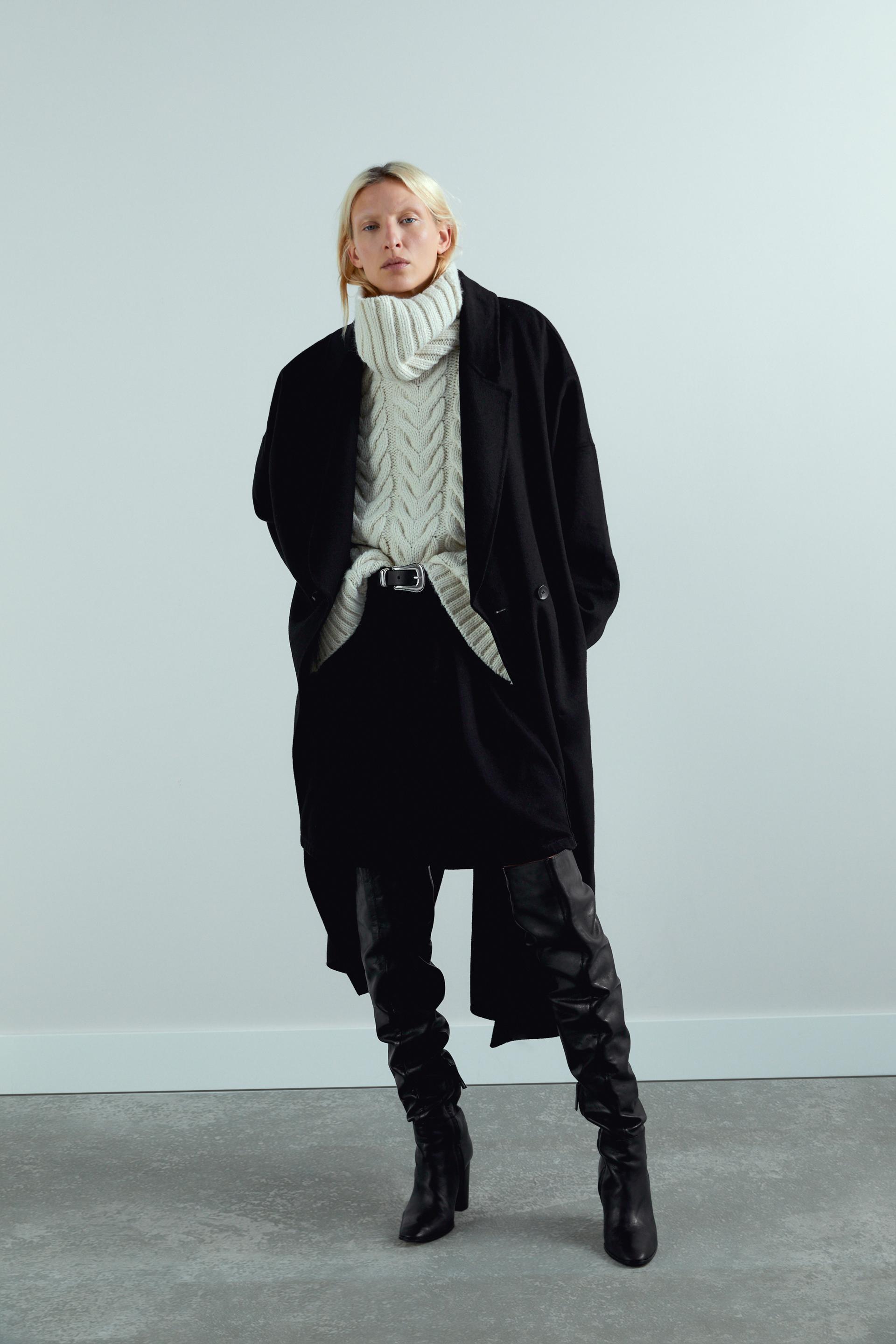 Abrigo largo de corte oversize, de Zara.