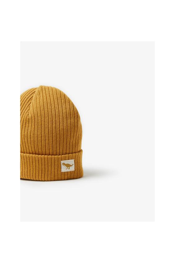 RIBBED BEANIE WITH DINOSAUR - Ochre 