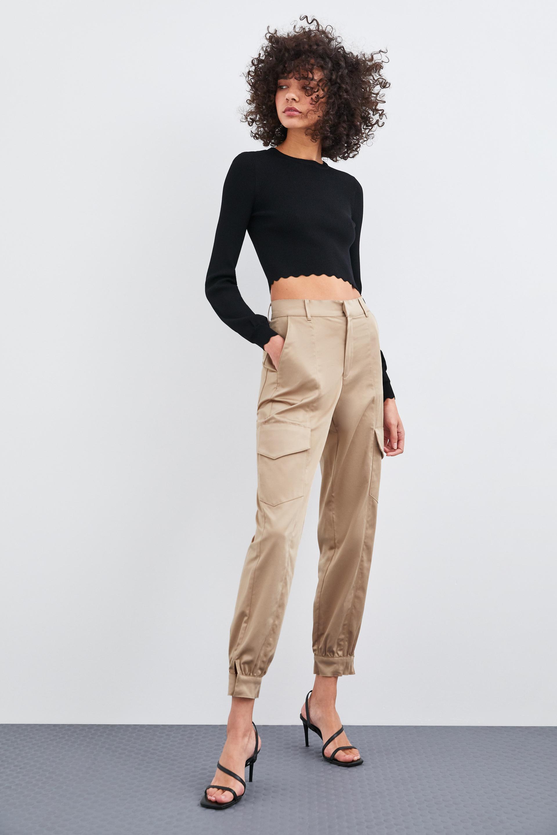 Conjunto de cargo pants con cropped top y tacones.