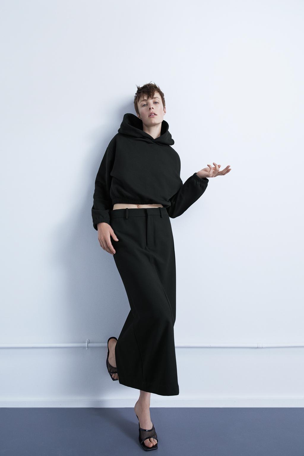 Long sleeve cropped hoodie with elasticated trims.