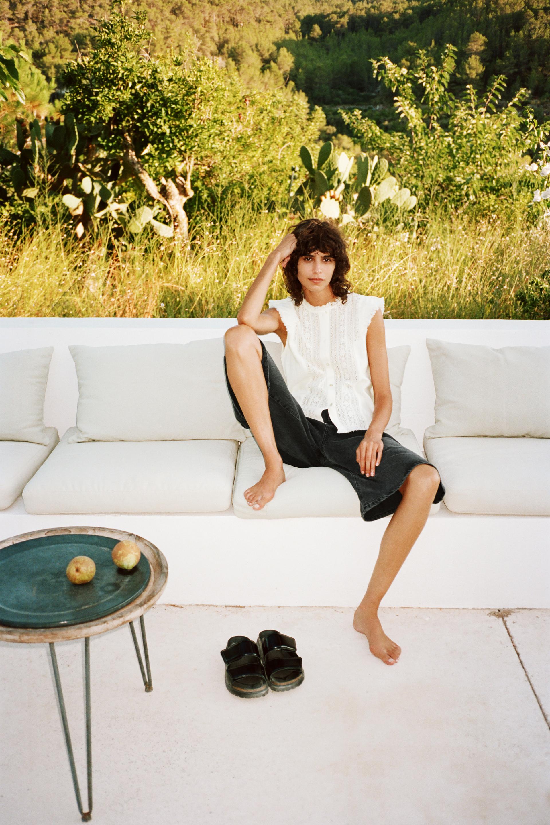 Camicetta Semplice Con Ricami Zara Italia Italy