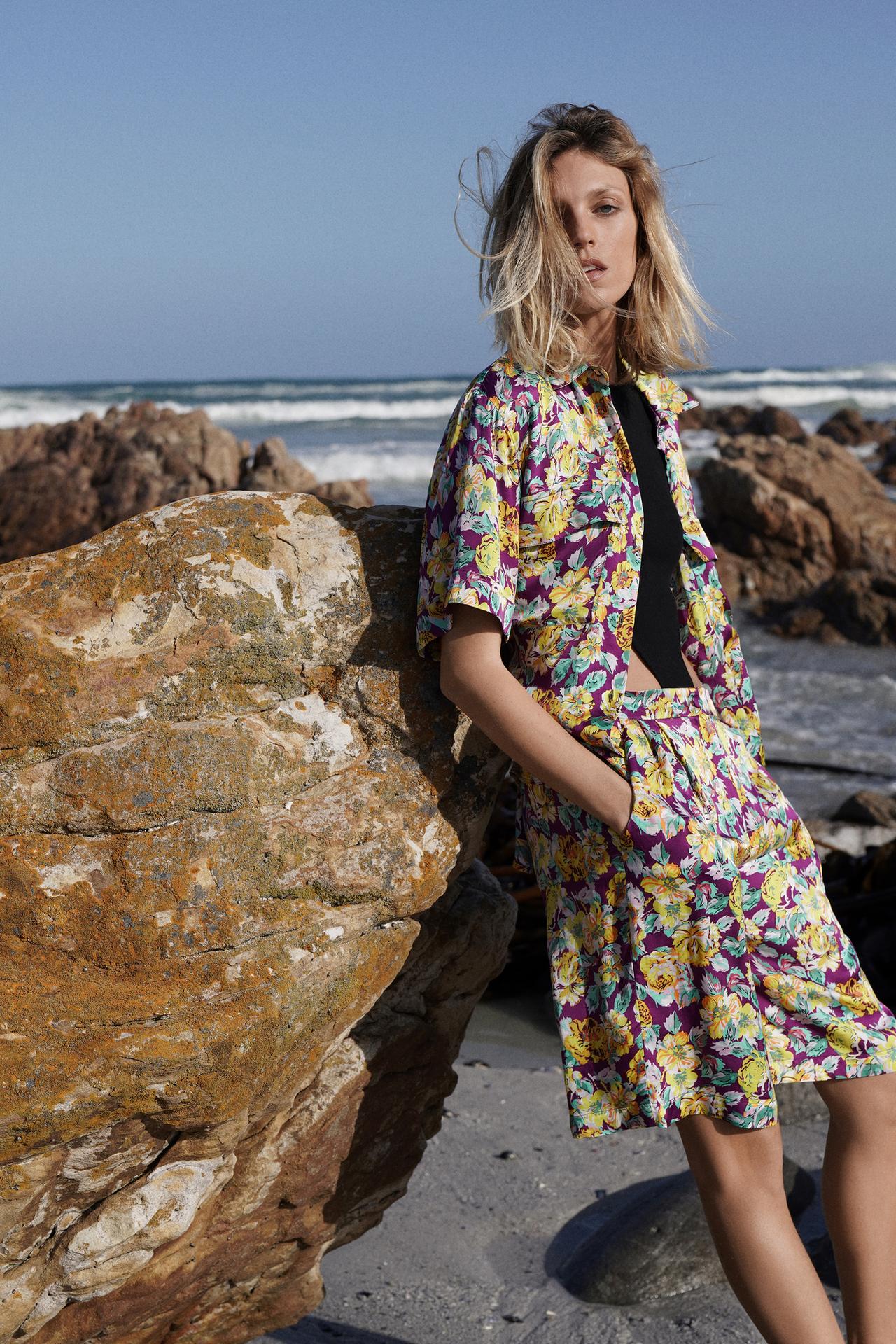 Ofertones en tops y vestidos de Zara por menos de la mitad de su precio 1 Merca2.es top camisa estampada de Zara