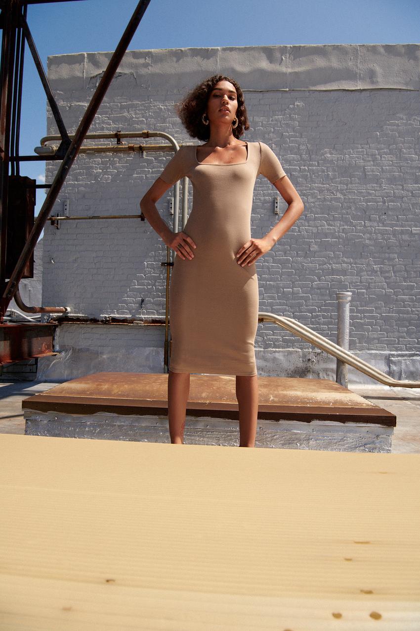 Vestidos de Zara por menos de 10 euros que no encontrarás en otro sitio 3 Moncloa Imagen 1 de VESTIDO AJUSTADO RIB de Zara