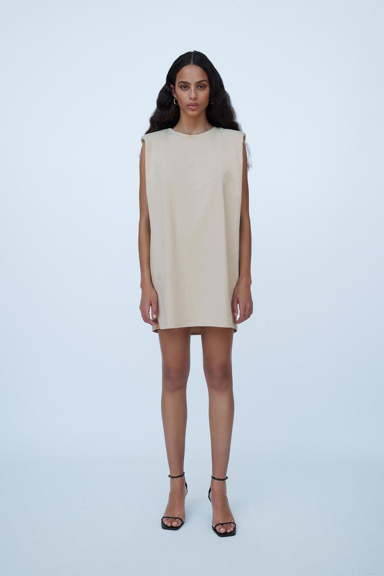 Los nuevos vestidos de Zara (rebajados) que lo van a 'petar' en otoño 6 Merca2.es VESTIDO HOMBRERAS