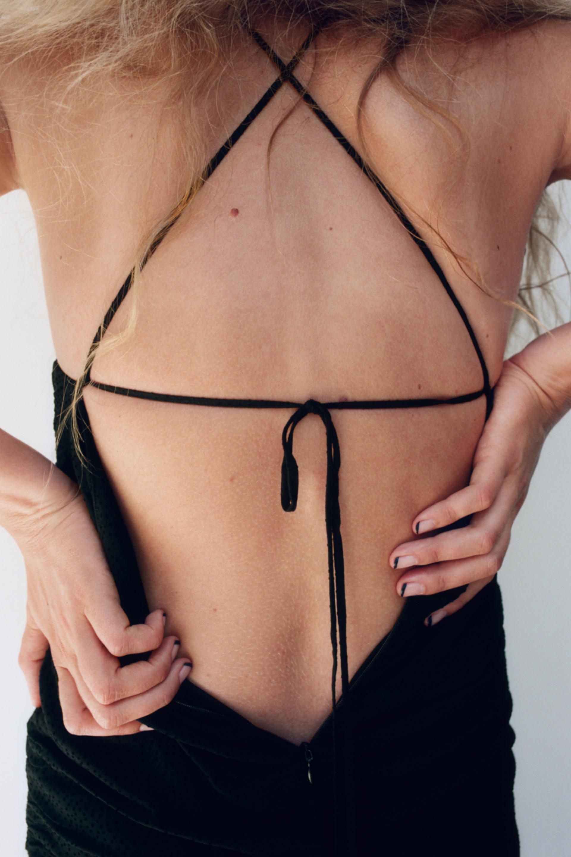 sirti acik drape elbise