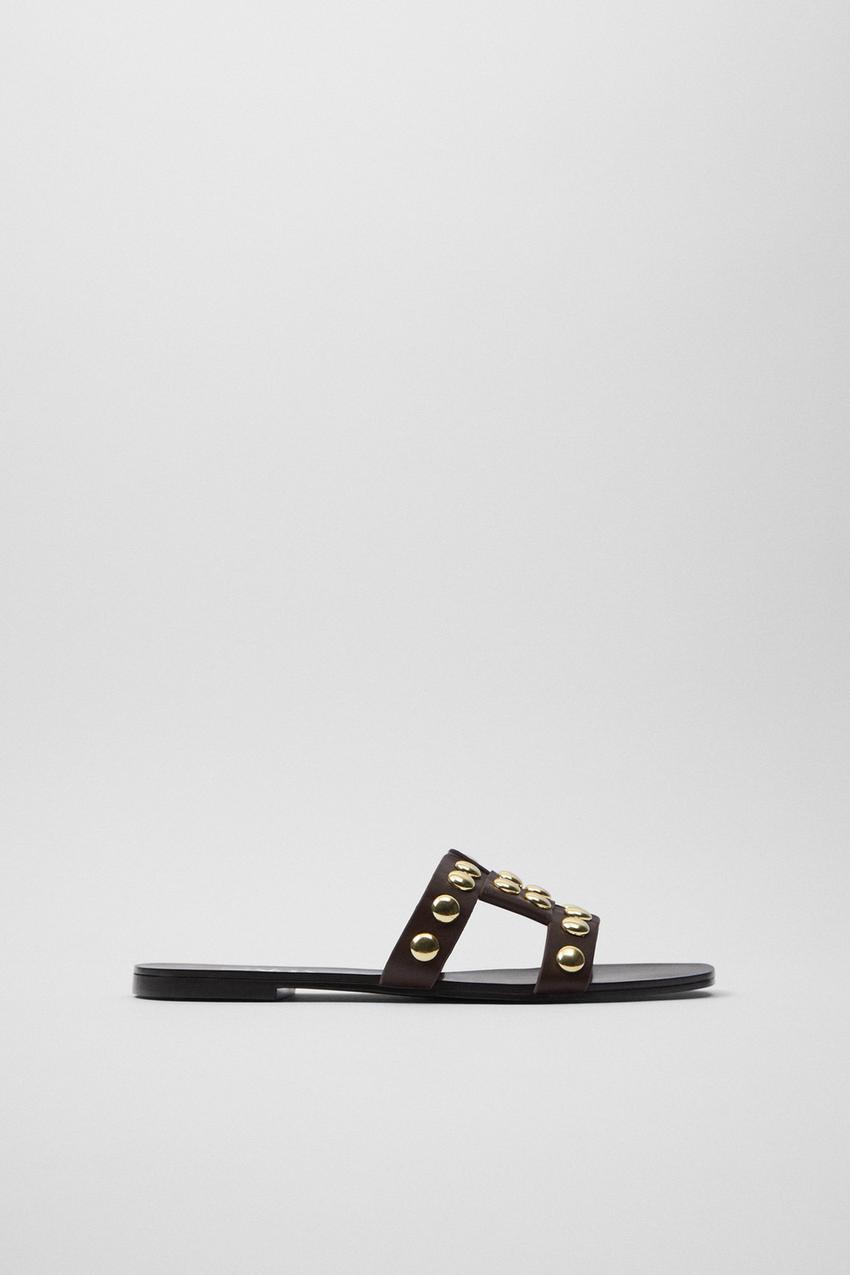 Por precio y estilo: las sandalias de Zara que arrasan en ventas 7 Merca2.es Imagen 1 de SANDALIA PLANA PIEL TACHAS de Zara