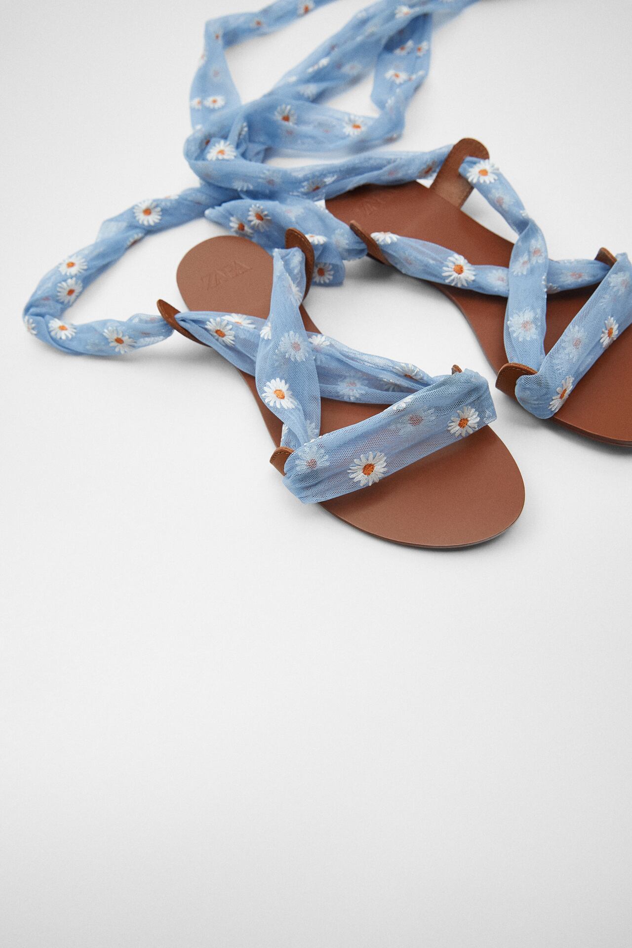 Image 2 of LACE-UP FLAT SANDALS WITH DAISIES from Zara