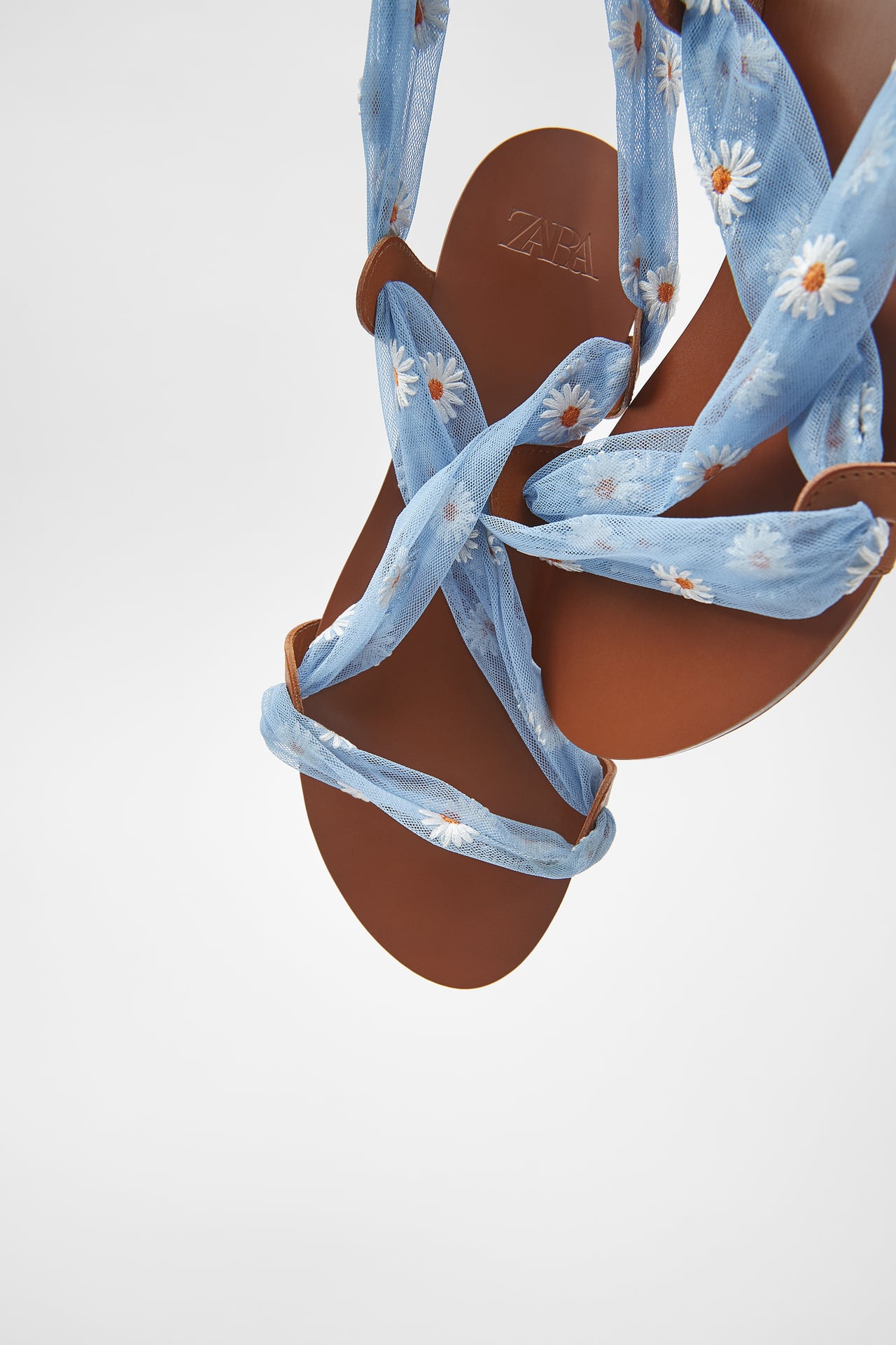 Image 4 of LACE-UP FLAT SANDALS WITH DAISIES from Zara