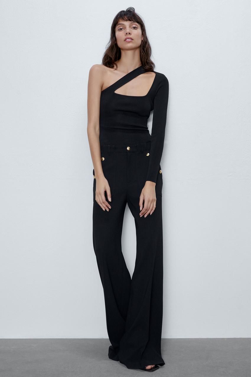 Top negro de escote asimétrico de Zara