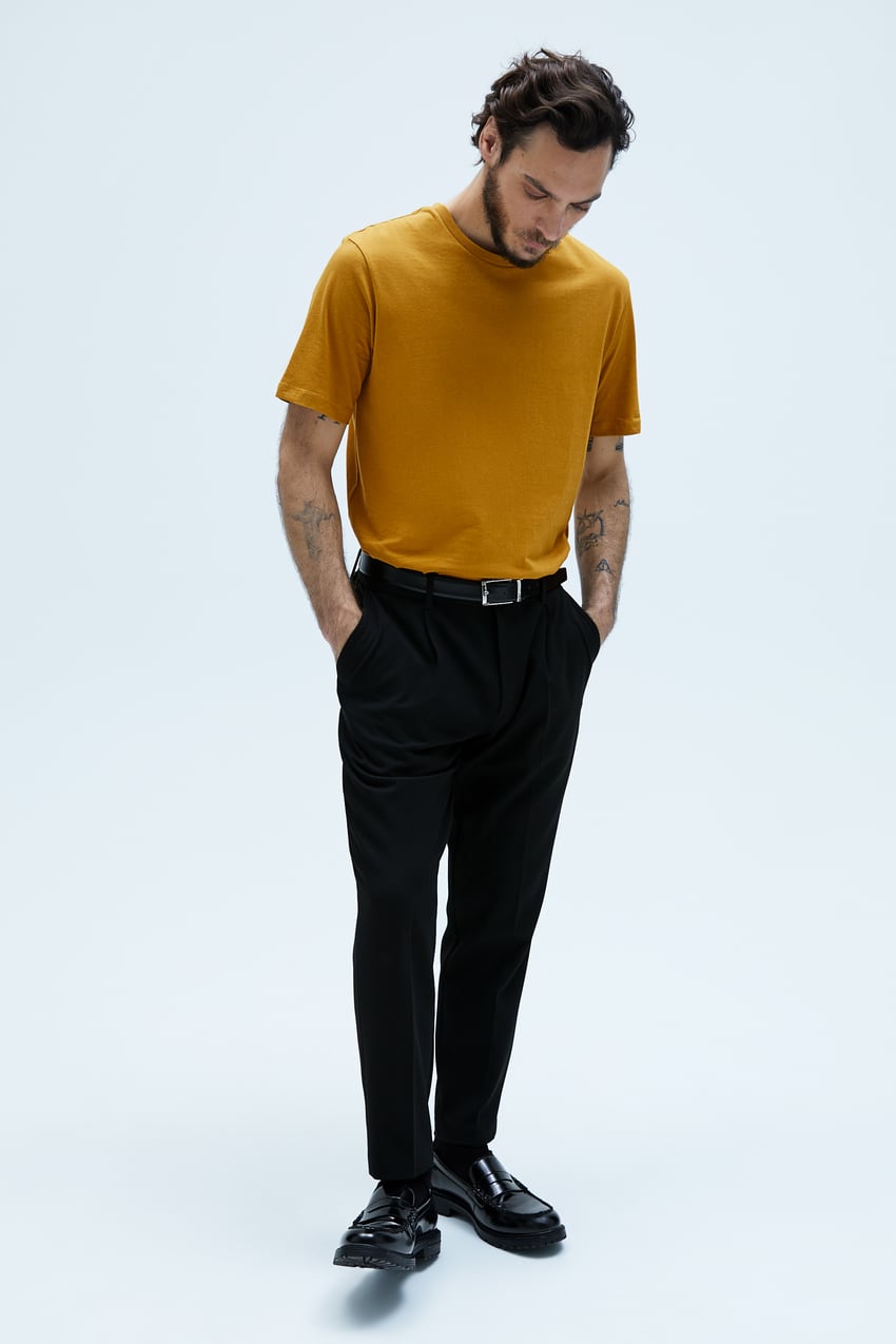Camisetas amarillas y pantalón negro