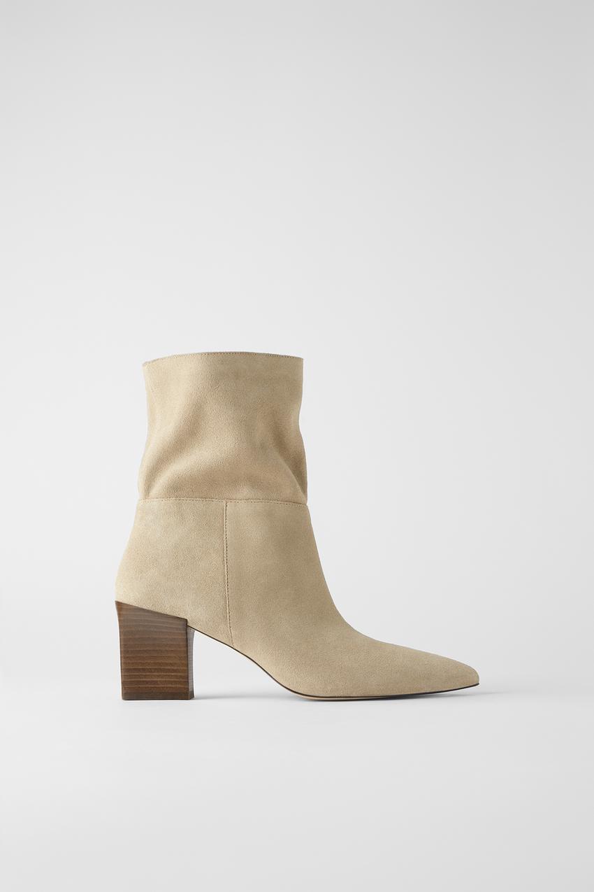 Bota clara de serraje con tacón de Zara