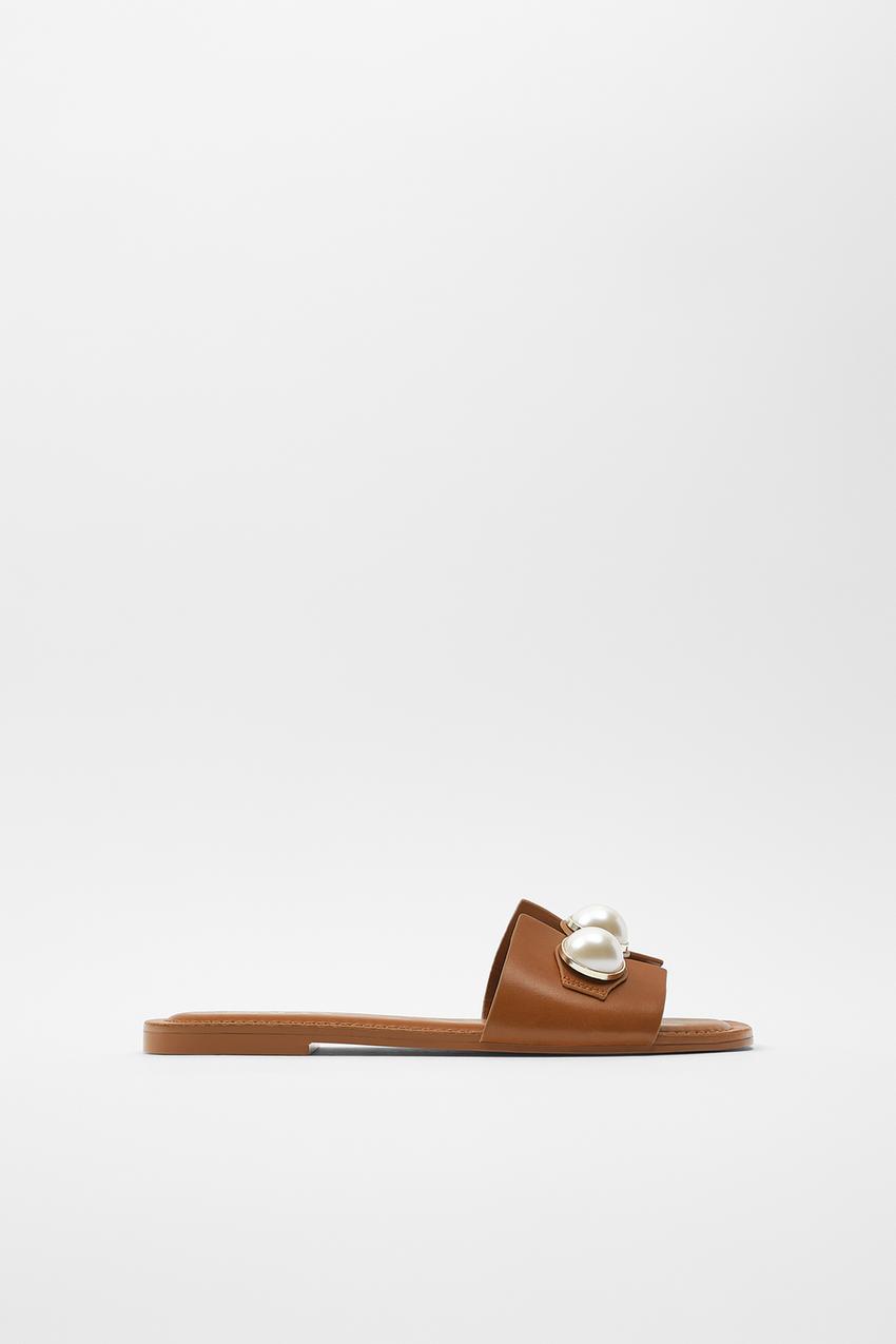 Por precio y estilo: las sandalias de Zara que arrasan en ventas 1 Merca2.es Imagen 1 de SANDALIA PLANA PIEL PERLAS de Zara