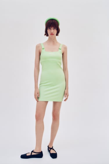 Grünes Kleid Von Zara
 new york 2021