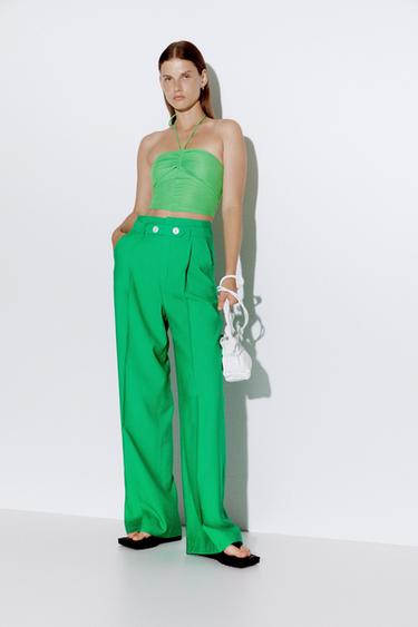 Pantalones de Pinza, bota ancha y detalle de cinturón. Foto: Zara