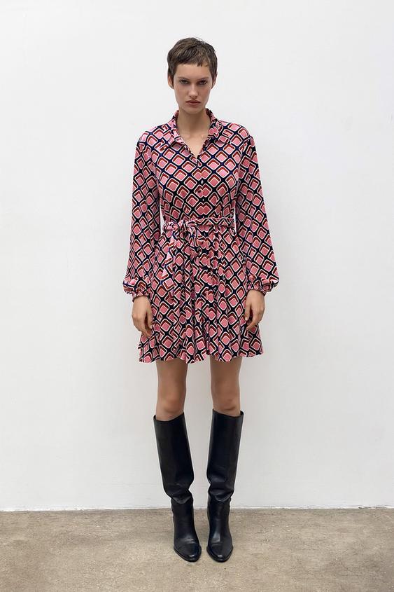Los vestidos más bonitos de las rebajas de Zara por menos de 10 euros ¡Vas  a querer todos! Clara Hernández | Woman.es 20 de enero de 2021 Zara Con  efecto piel Vestido mini con efecto piel. Precio: 7,99 euros (antes, 39,95  euros). Zara El drapeado de 
