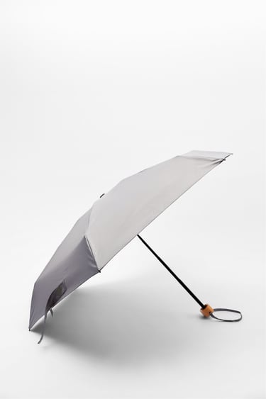 مظلة صغيرة قابلة للطي