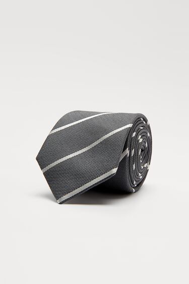 ربطة عنق عريضة مخططة
