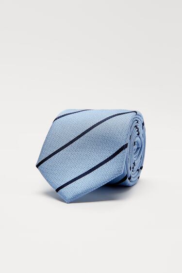 ربطة عنق عريضة مخططة