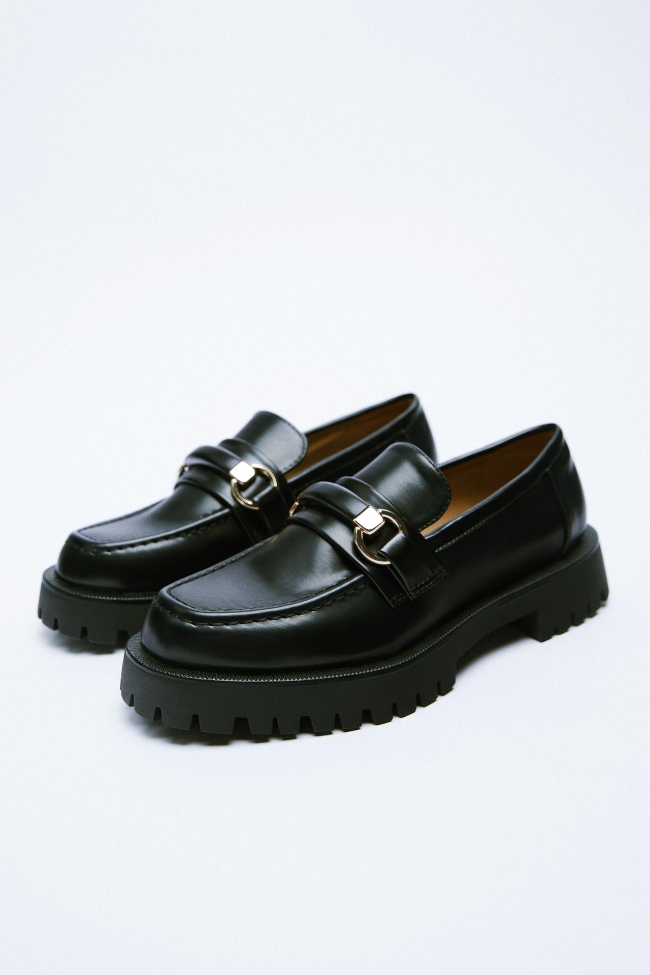 Black PU Loafers with track sole, topstitching and decorative buckle.
AIRFIT®. Flexible technical latex foam insole, designed to offer greater comfort.
