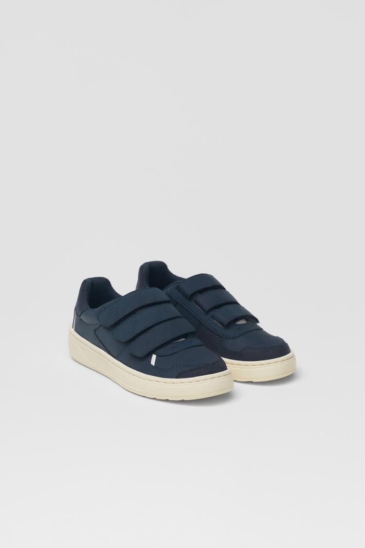 SPORTY SNEAKERS