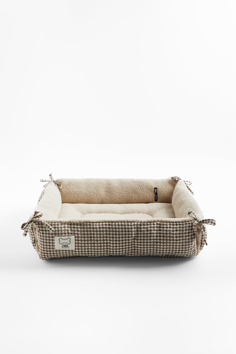 Image 0 of GINGHAM CHECK PET COLLECTION BED from Zara