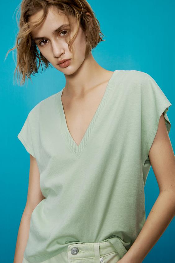 CAMISETA BÁSICA ESCOTE PICO - Negro | ZARA España