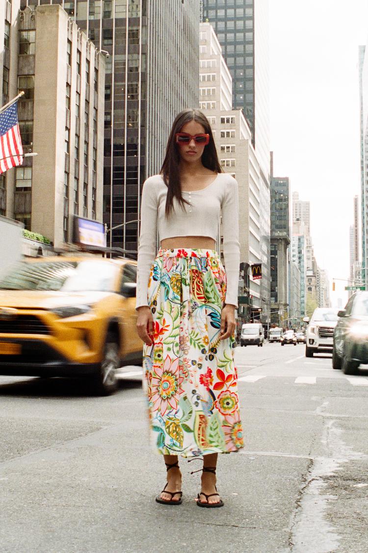 Εικόνα 0 του ΦΟΥΣΤΑ ΜΕ ΛΟΥΛΟΥΔΑΤΟ ΣΧΕΔΙΟ από Zara