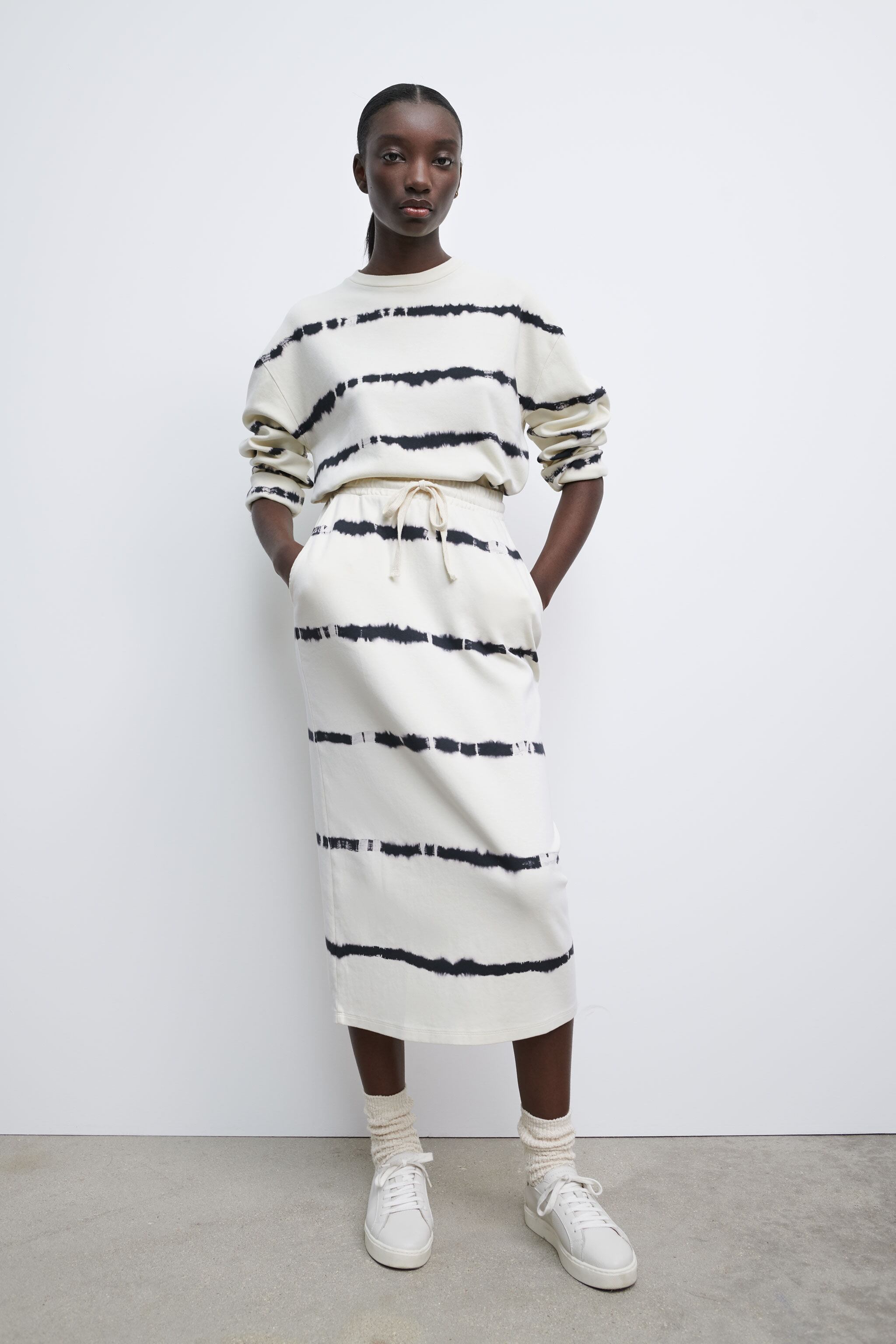 TIE-DYE SKIRT and sweatshirt Zara