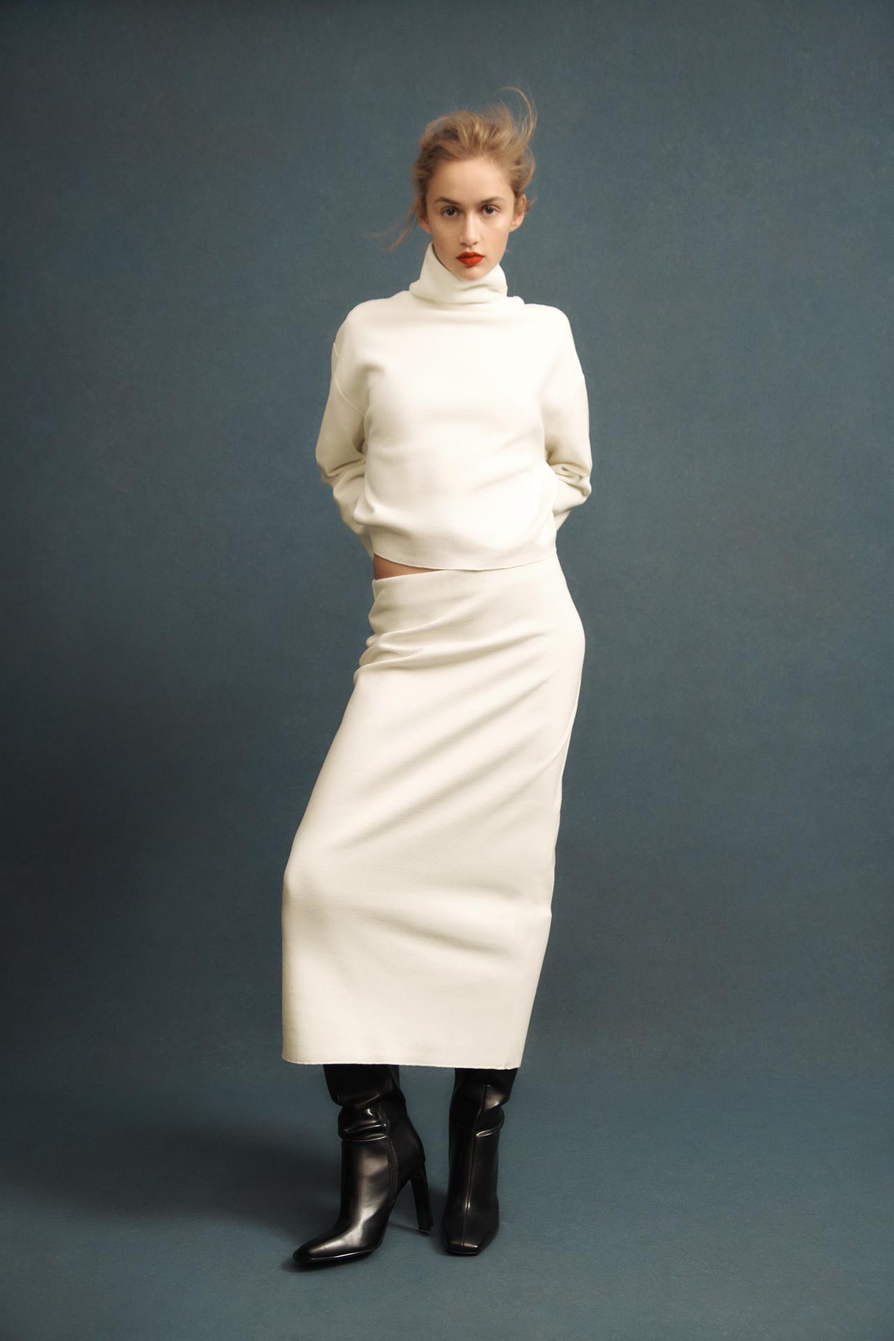 Zara maxi skirt trend 2022. High-waist maxi skirt with an elastic waistband. Soft-touch fabric. Back slit at the hem. This maxi skirt comes in cream and has a matching knit jumper available.