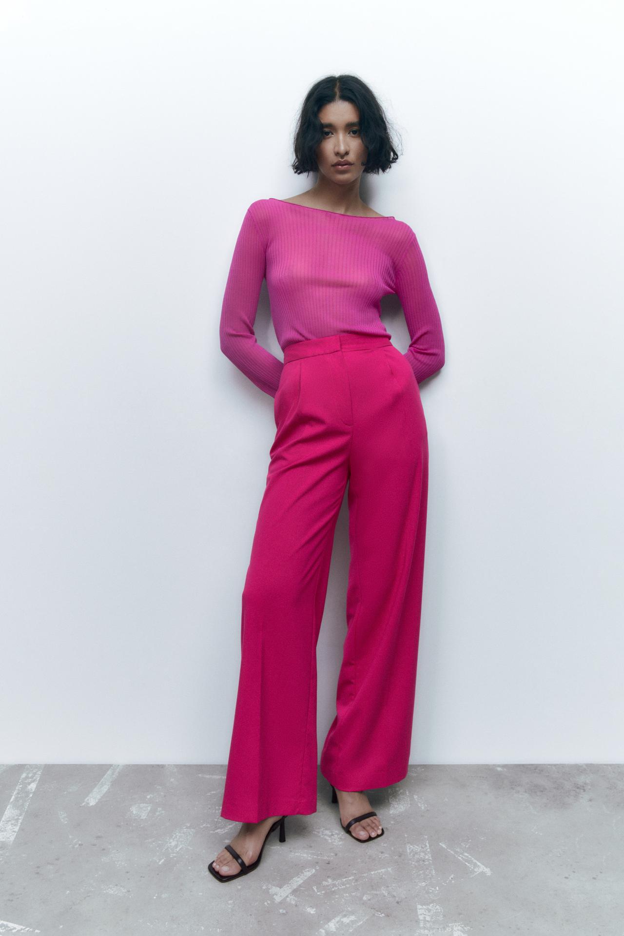 Zara Fuchsia high-waist trousers with front darts and a wide-leg design. Front pockets and false rear flap pocket. Front zip fly, inside button and metal hook fastening.